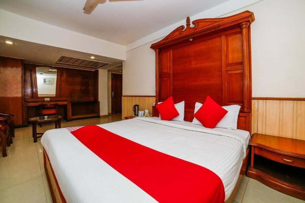Deluxe Room, 1 Bedroom | In-room safe, desk, rollaway beds, free WiFi