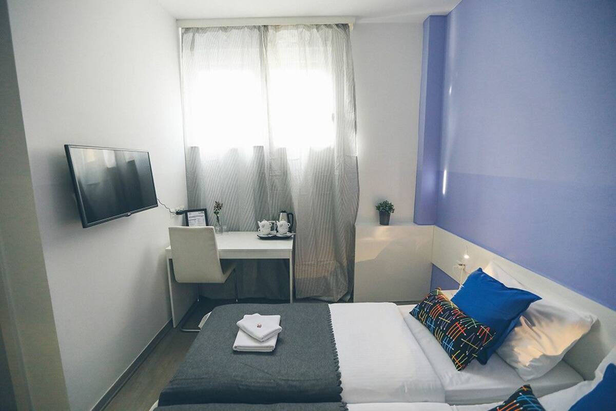 Habitación con 2 camas individuales | Minibar, escritorio, camas extra y wifi gratis