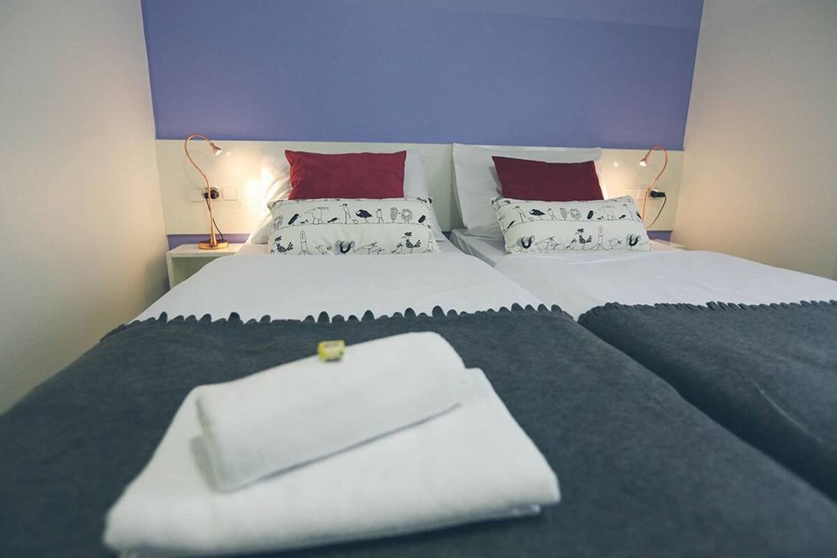 Minibar, escritorio, camas extra y wifi gratis
