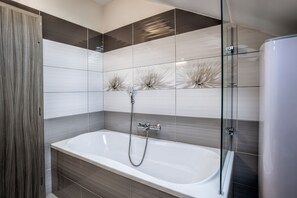 Apartamento, cocina básica | Baño | Artículos de higiene personal gratuitos, secador de pelo y toallas