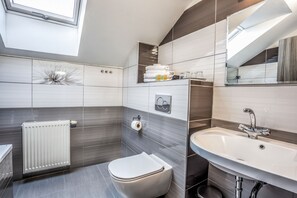 Apartamento, cozinha americana | Banheiro | Produtos de toalete grátis, secador de cabelo, toalhas de banho 