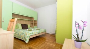 1 quarto, cofres nos quartos, ferros/tábuas de passar roupa