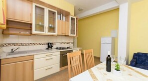 冰箱、微波炉、烤箱、炉灶