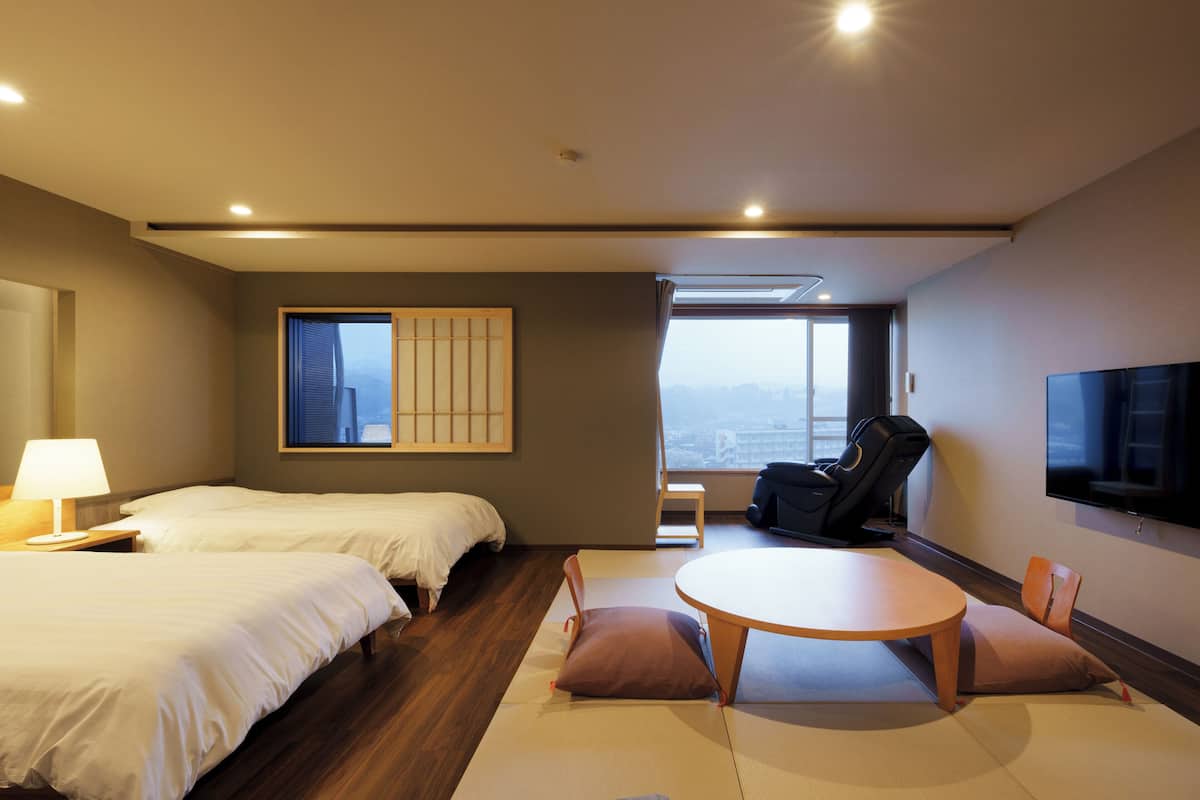 Premium kamer, niet-roken, uitzicht op rivier (Japanese Western702 Semi Open-AirBath) | Een kluis op de kamer, gratis wifi, beddengoed