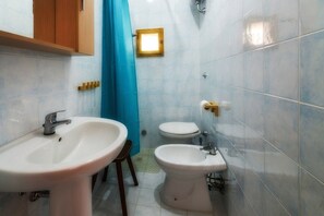 Shower, free toiletries, bidet, towels