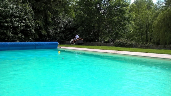 Kolam renang terbuka bermusim