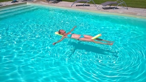 Kolam renang terbuka bermusim