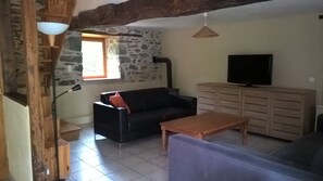 Comfort House, 4 Bedrooms, Pool View | Individually decorated, individually furnished, desk