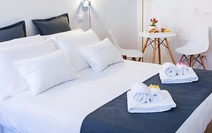 Kamar Triple Deluks | Seprai premium, bantalan ekstra lembut, minibar, dan meja kerja