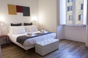 高级双人房 | 高�档床上用品、加厚床垫、迷你吧、办公桌