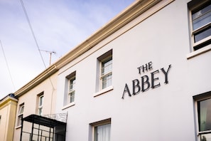 Un edificio con el cartel 'THE ABBEY' en su fachada.