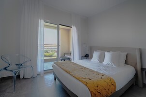 Ropa de cama de alta calidad y caja de seguridad en la habitación 