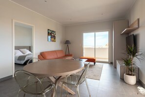 Apartamento luxo, 2 quartos | Área de estar | TV de tela plana