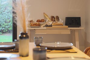 Daily continental breakfast (EUR 15.00 per person)