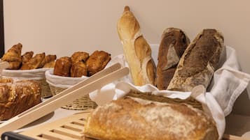 Kontinental frukost varje dag (EUR 15.00 per person)