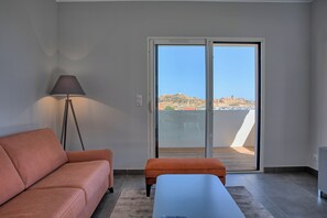 Departamento Deluxe, 2 habitaciones | Área de sala de estar | Televisión de pantalla plana 