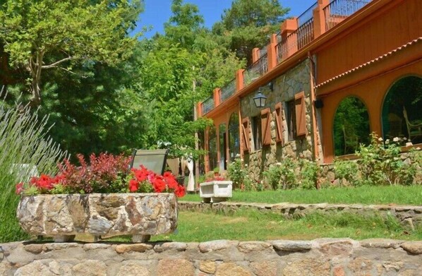 Un edificio de piedra con un balcón de madera y ventanas arqueadas.