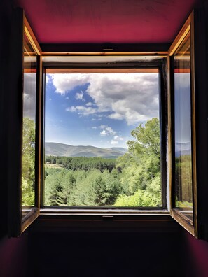 Family Room (2 adultos + 2 niños) | Desk, free WiFi, bed sheets - Hospedium Hostal Almanzor (Navarredonda de Gredos)