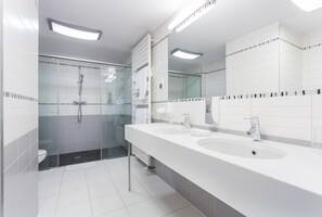 Ducha, secador de pelo, toallas