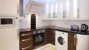 Apartment, 2 Bedrooms | Private kitchen