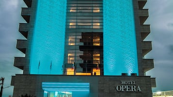 Overnatningsstedets facade – aften/nat