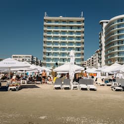 Aan een privéstrand, ligstoelen, parasols, strandlakens