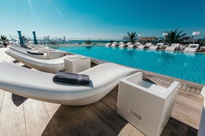 Outdoor pool - Hotel Opera (Navodari)