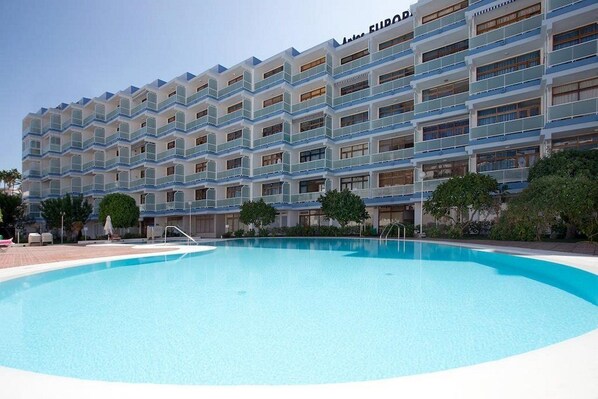 สระว่ายน้ำกลางแจ้ง