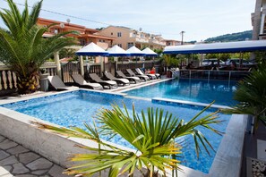 من حمّامات السباحة المغطاة، حمّام سباحة خارجي، مظلات على حمّام السباحة