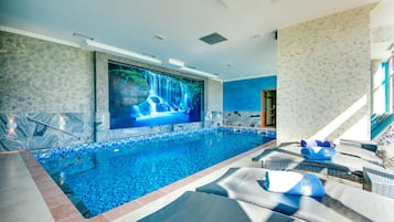 Piscina interna, piscina externa, guarda-sóis, espreguiçadeiras