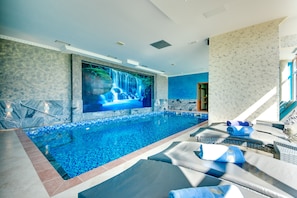 Indoor pool, outdoor pool, pool umbrellas, sun loungers - Hotel Montefila (Ulcinj)