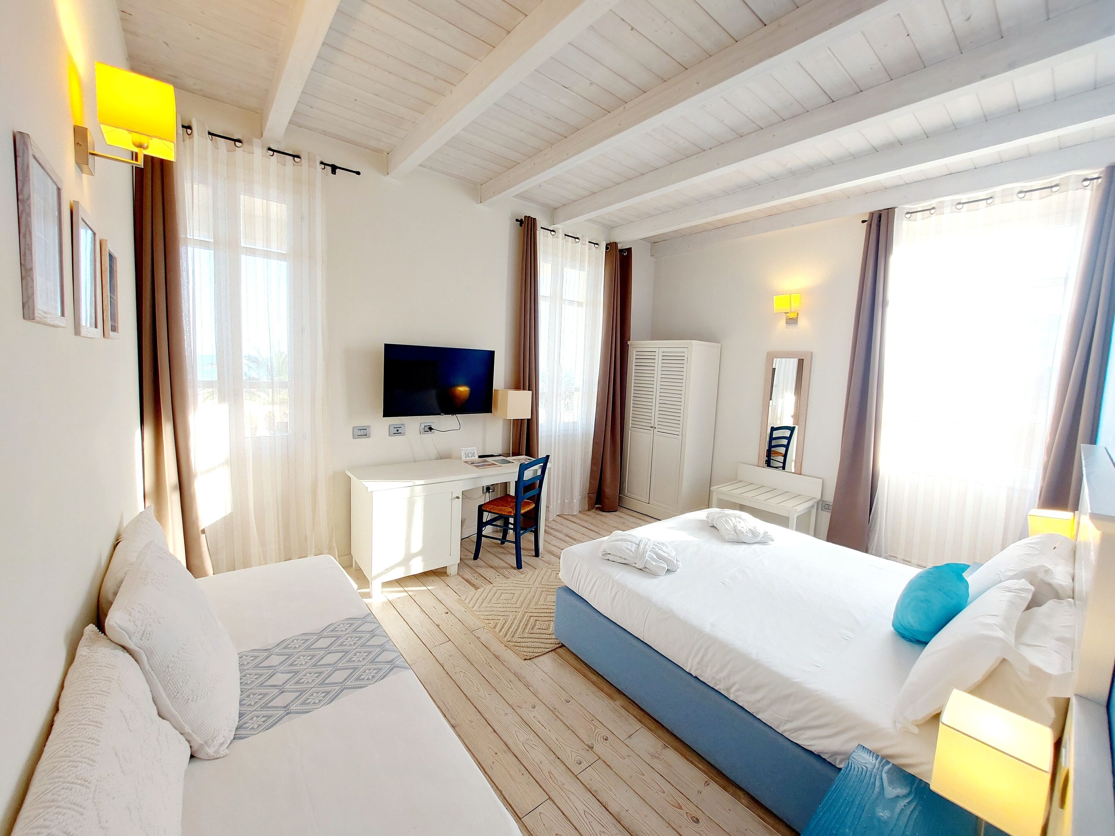 deluxe room | 1 bedroom, minibar, in-room safe, desk