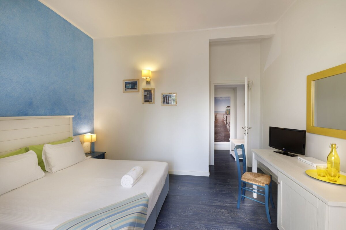 Een minibar, een kluis op de kamer, een bureau, geluiddichte muren