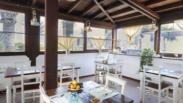 Tägliches Frühstücksbuffet (10 EUR pro Person)