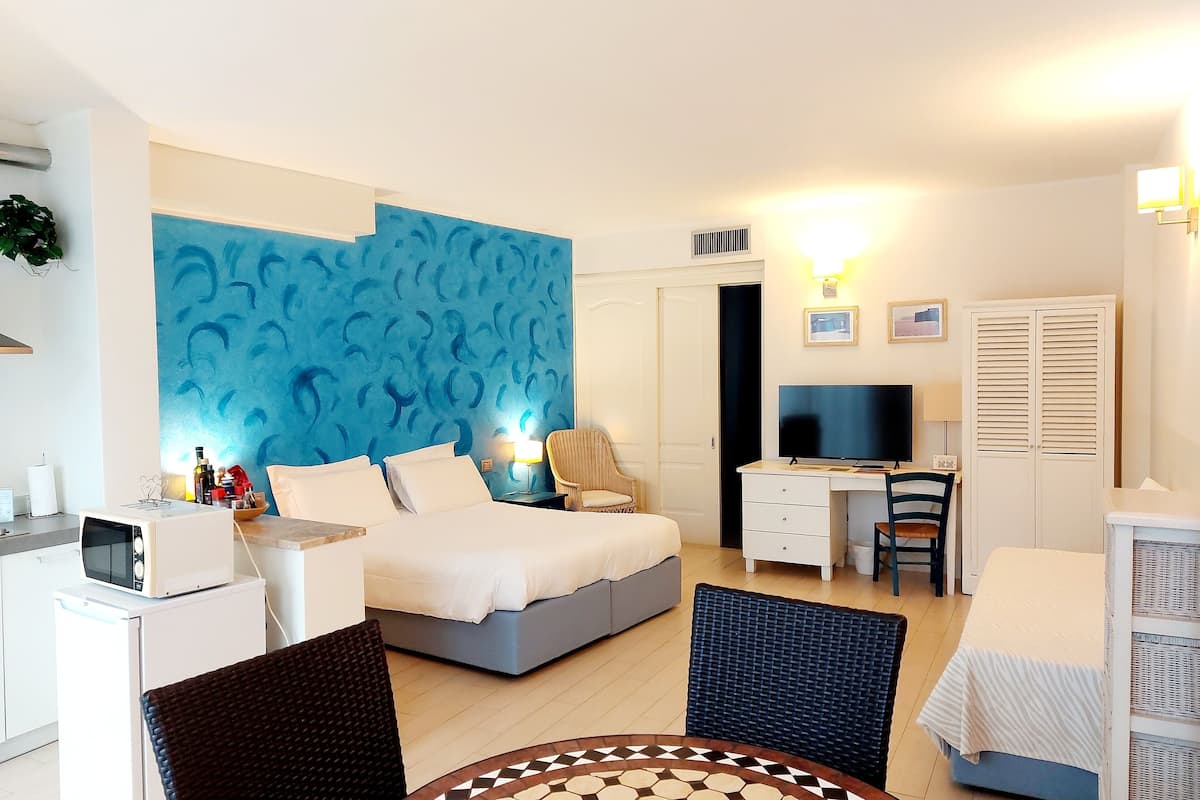 apartment, 1 bedroom, patio, garden area | living area | 43-inch led tv with satellite channels, books