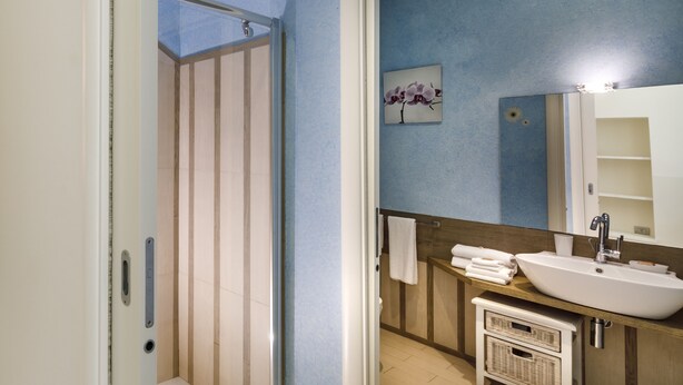 Studio | Bad | Dusj, regndusjhode, hårføner og bidé