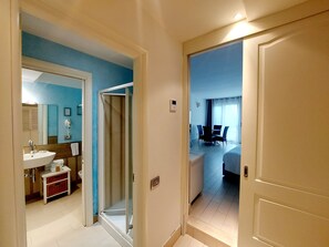 อพาร์ทเมนท์, 1 ห้องนอน, ลานระเบียง, ติดสวน | ห้องน้ำ | ฝักบัว, เรนชาวเวอร์, ไดร์เป่าผม, โถสุขภัณฑ์แบบบิเดท์