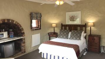 Bureau, rideaux occultants, fer et planche Ă repasser, Wi-Fi gratuit