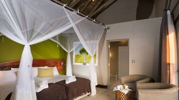 Comfort Room, 1 Bedroom | Minibar, in-room safe, desk
