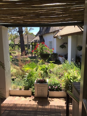 Standard Twin beds +1 Single bed | Garden view - Howard's End Manor (Cape Town)