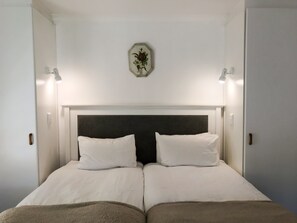 Egyptian cotton sheets, down duvets, in-room safe - Howard's End Manor (Cape Town)