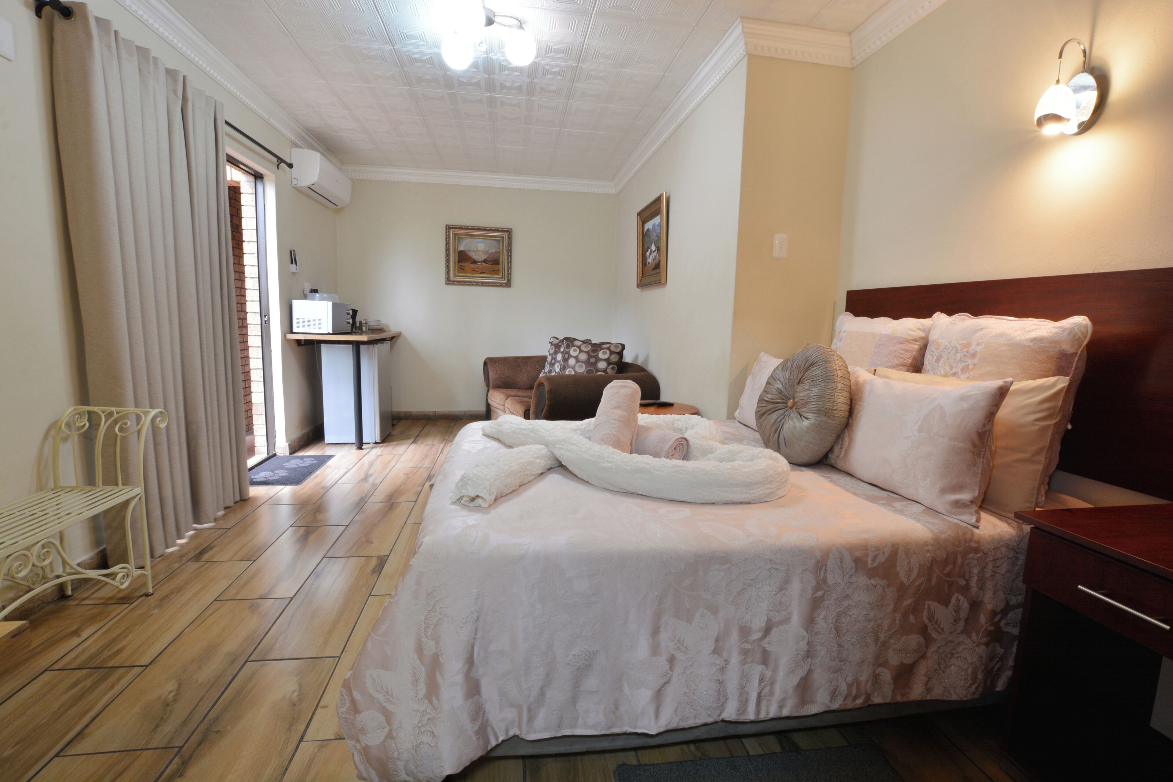 Deluxe Studio | Premium bedding, pillowtop beds, in-room safe, individually decorated