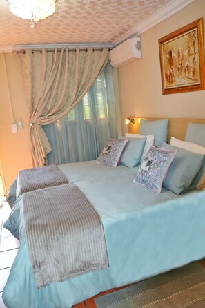 Studio – deluxe | Sengetøy av topp kvalitet, senger med overmadrass og safe på rommet