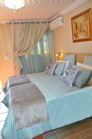 Deluxe Studio | Premium bedding, pillowtop beds, in-room safe, individually decorated