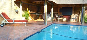 Piscine extérieure (ouverte en saison), parasols de plage