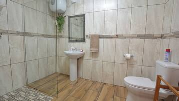Estudi Deluxe | Bany | Articles de tocador gratuïts, assecador de cabells i tovalloles