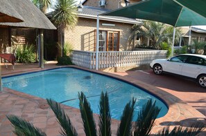 Seasonal outdoor pool, pool umbrellas, sun loungers - Kairos Home (Middelburg)