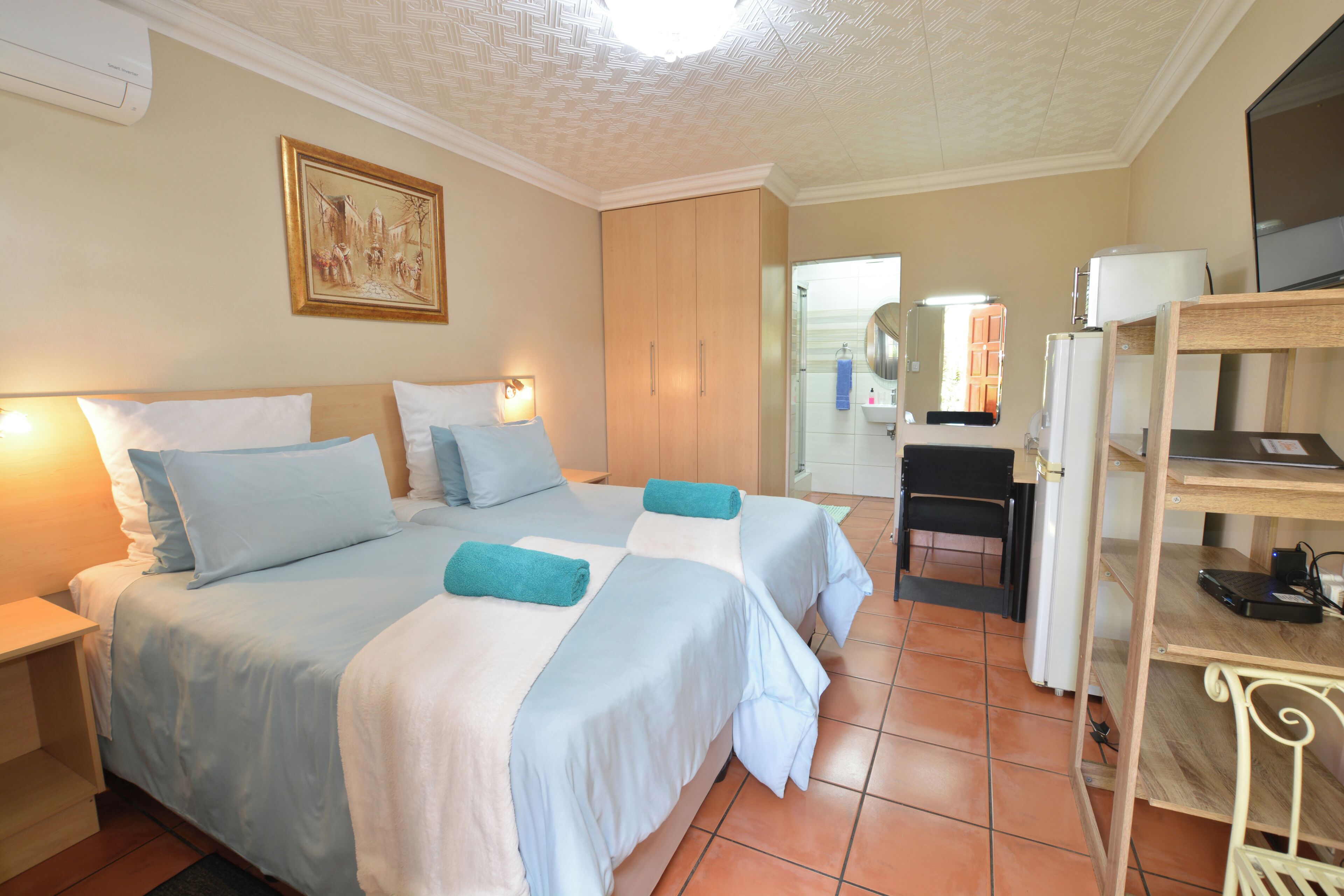 Deluxe Studio | Premium bedding, pillowtop beds, in-room safe, individually decorated