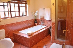 Deluxe Apartment, 2 Bedrooms | Bathroom