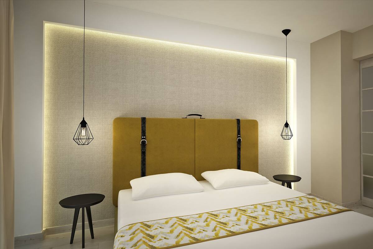 Een moderne slaapkamer met een groot bed, twee nachtkastjes en een unieke, structuurrijke wand.